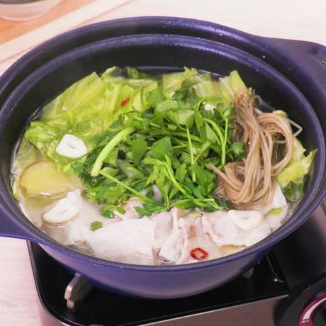 にんにくのコクがたまらない せりと春キャベツのうま塩鍋のレシピ動画 作り方 Delish Kitchen