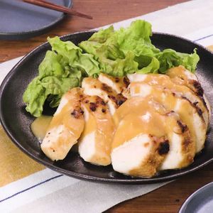 「鶏むね肉のはちみつ味噌漬け焼き」のレシピ動画