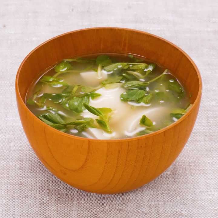 豆腐と豆苗のしょうがみそ汁