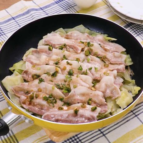 ポン酢だれがおいしい 豚バラキャベツのフライパン蒸しのレシピ動画 作り方 Delish Kitchen