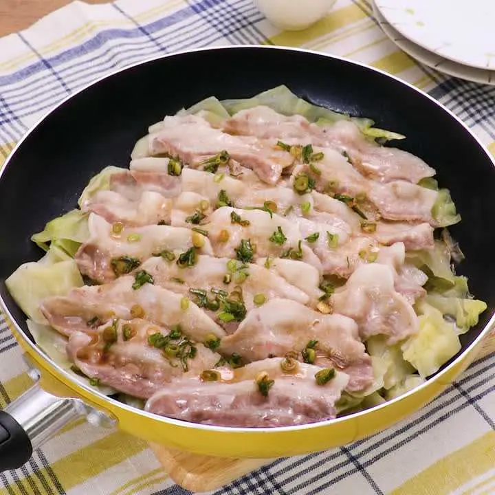 豚バラキャベツのフライパン蒸し