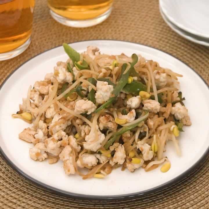 鶏ひき肉と豆もやしのガリバタ醤油炒め