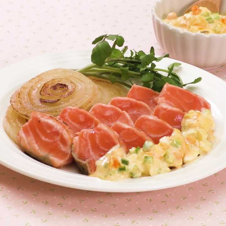 新玉ねぎとサーモンのレアステーキ