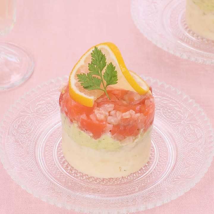 サーモンとアボカドのセルクルサラダ