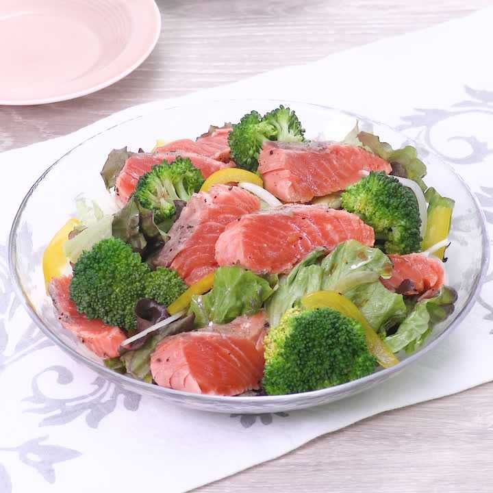 レアサーモンのご馳走サラダ