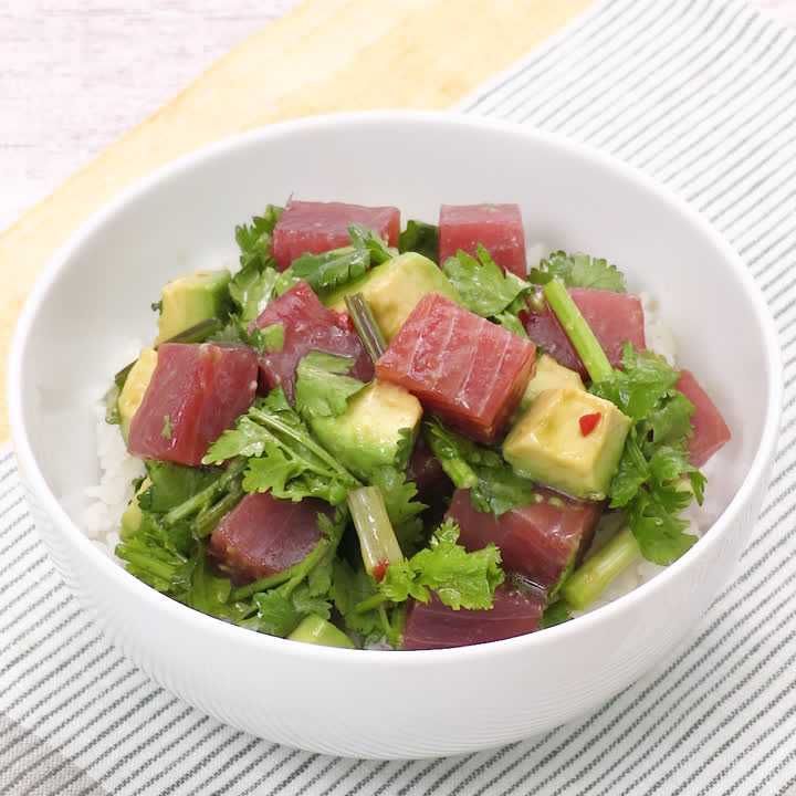 エスニックな味わい♪ たっぷりパクチーとマグロのポキ丼のレシピ動画・作り方 | デリッシュキッチン