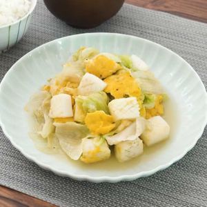 「イカとレタスのふわふわ卵中華炒め」のレシピ動画