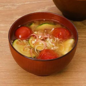 「ミニトマトとズッキーニの味噌汁」のレシピ動画