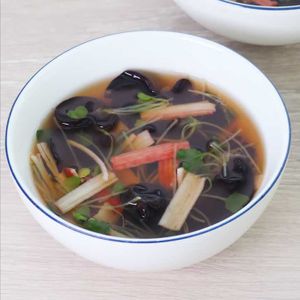 「かにかまぼこときくらげの中華スープ」のレシピ動画