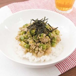 アボカド鶏そぼろ丼