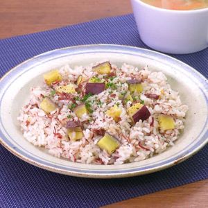 「コンビーフとさつまいもの炊き込みご飯」のレシピ動画