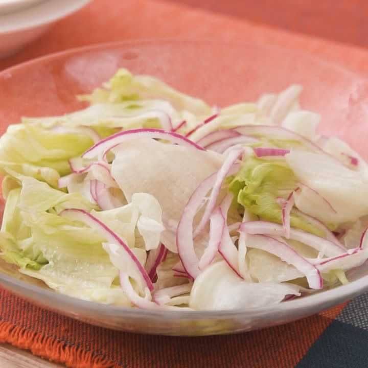 シンプルなおいしさ レタスと紫玉ねぎのフレンチサラダのレシピ動画 作り方 Delish Kitchen
