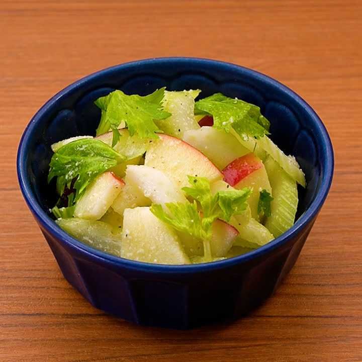 セロリとりんごのチーズサラダ