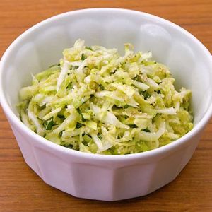 「キャベツと大葉のチーズサラダ」のレシピ動画