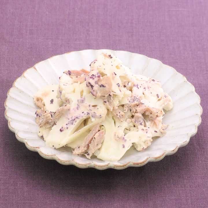 カリフラワーの赤しそマヨ和え