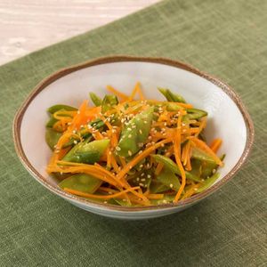 「絹さやとにんじんの柚子胡椒和え」のレシピ動画