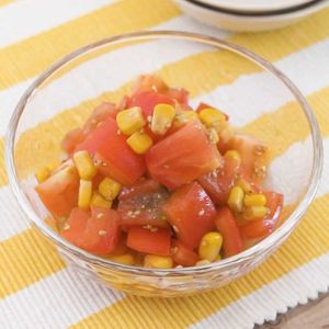 「トマトとコーンの塩ごま和え」のレシピ動画