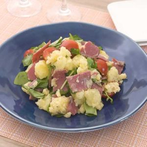 「パストラミビーフで大人のポテトサラダ」のレシピ動画