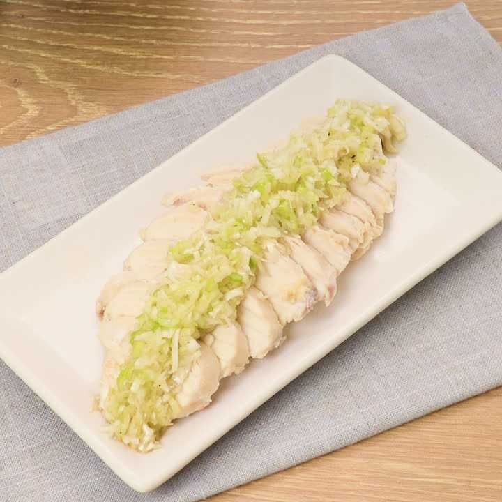 レンジでおいしい 蒸し鶏のネギ塩ダレがけのレシピ動画 作り方 Delish Kitchen