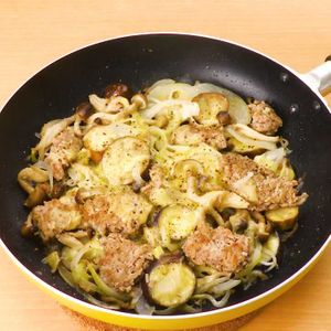 「なすとひき肉のフライパン蒸し」のレシピ動画