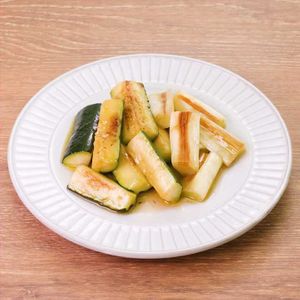 「ねぎとズッキーニのオイル蒸し」のレシピ動画