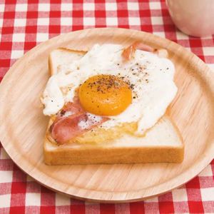 「カリカリベーコンエッグトースト」のレシピ動画