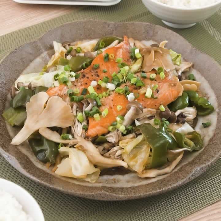 旨味たっぷり！ 鮭ときのこのちゃんちゃん焼きのレシピ動画