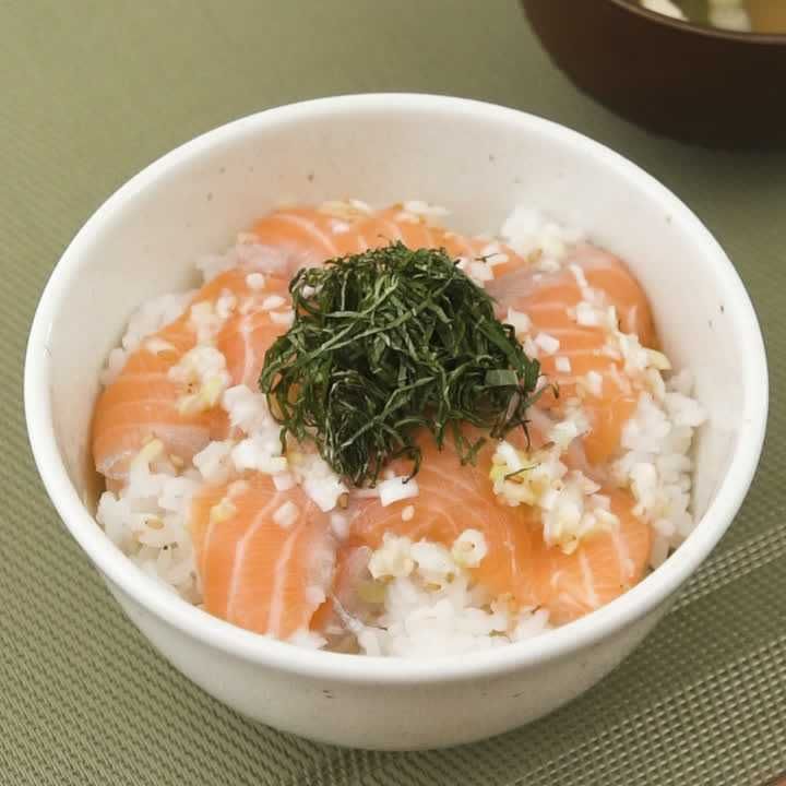 ネギ塩たれのサーモン海鮮丼