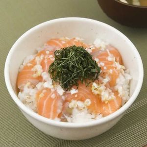 「ネギ塩たれのサーモン海鮮丼」のレシピ動画