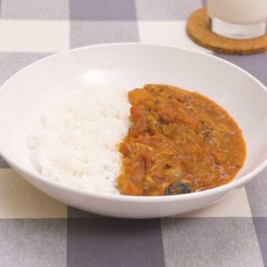 「トマトたっぷりサバ缶カレー」のレシピ動画