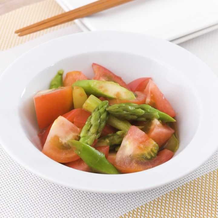 アスパラとトマトの梅ドレあえ