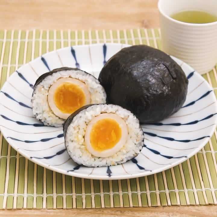 まるごと半熟煮玉子のばくだんおにぎり