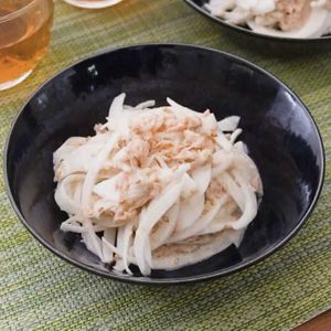 「新玉ねぎとツナマヨのごま和え」のレシピ動画