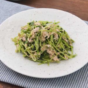 「豆苗とツナのごまマヨ和え」のレシピ動画