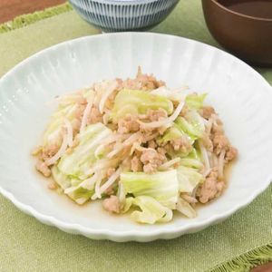 「キャベツともやしの鶏ひき肉中華炒め」のレシピ動画