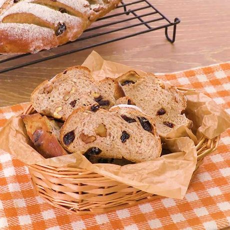 素朴な味わい くるみとレーズンのライ麦パンのレシピ動画 作り方 Delish Kitchen