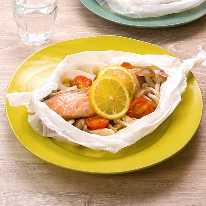 フライパンで簡単 鮭とれんこんのレモンバター包み蒸しのレシピ動画 作り方 Delish Kitchen