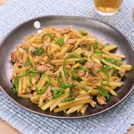 簡単に作れる じゃがいもとピーマンのそぼろ炒めのレシピ動画 作り方 Delish Kitchen