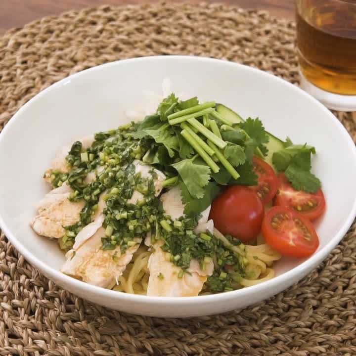 蒸し鶏のエスニック冷やし中華