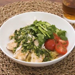 蒸し鶏のエスニック冷やし中華