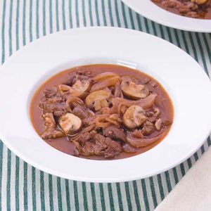 「牛肉ときのこの赤ワイン煮」のレシピ動画