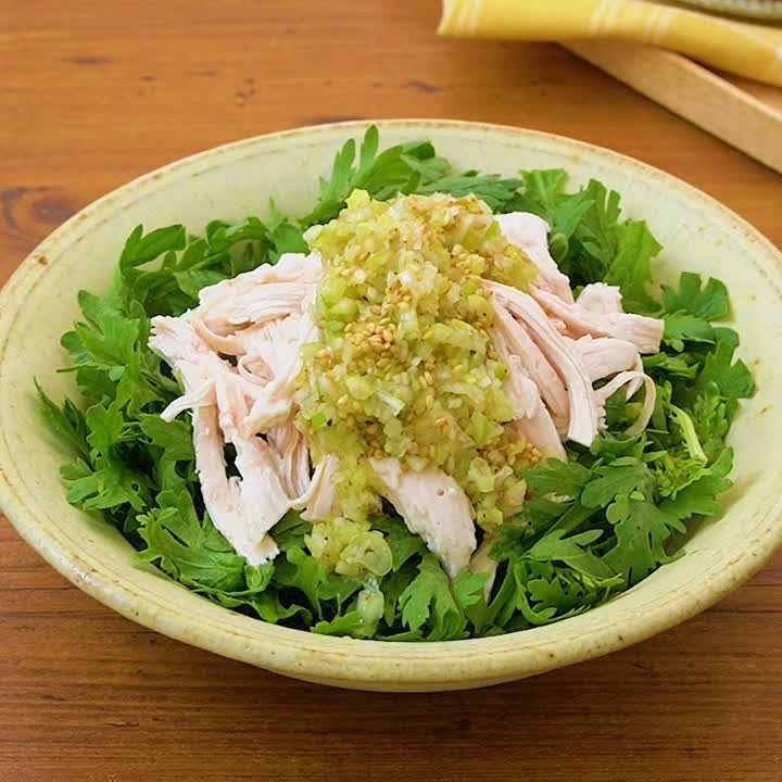 蒸し鶏と春菊のネギ塩レモンサラダ