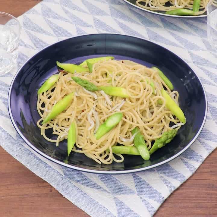 にんにく香る！ しらすとアスパラのペペロンチーノのレシピ動画・作り方 | デリッシュキッチン