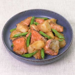 「鮭とじゃがいもの味噌バター炒め」のレシピ動画