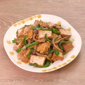 「厚揚げとしめじのオイスター炒め」のレシピ動画