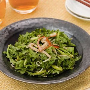 「春菊とかにかまぼこの中華サラダ」のレシピ動画