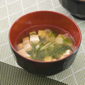 「セロリと豆腐のすまし汁」のレシピ動画