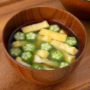 「オクラと油揚げの味噌汁」のレシピ動画