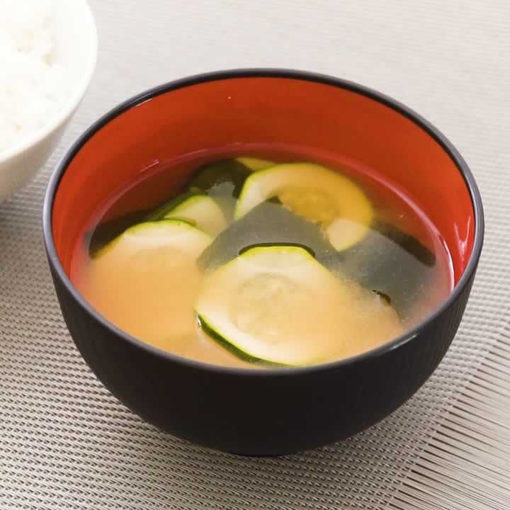 ズッキーニとわかめの味噌汁