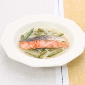 「鮭といんげんのワイン蒸し」のレシピ動画
